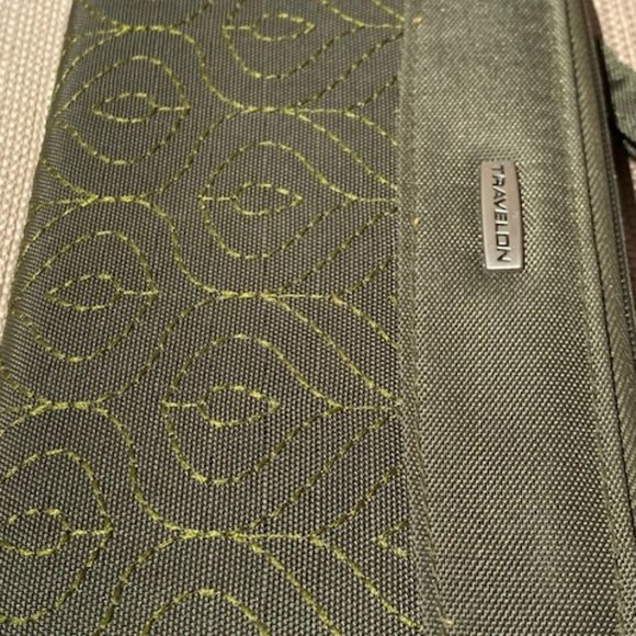 Travelon dark green wristlet   pretty floral inner - Picture 9 of 9